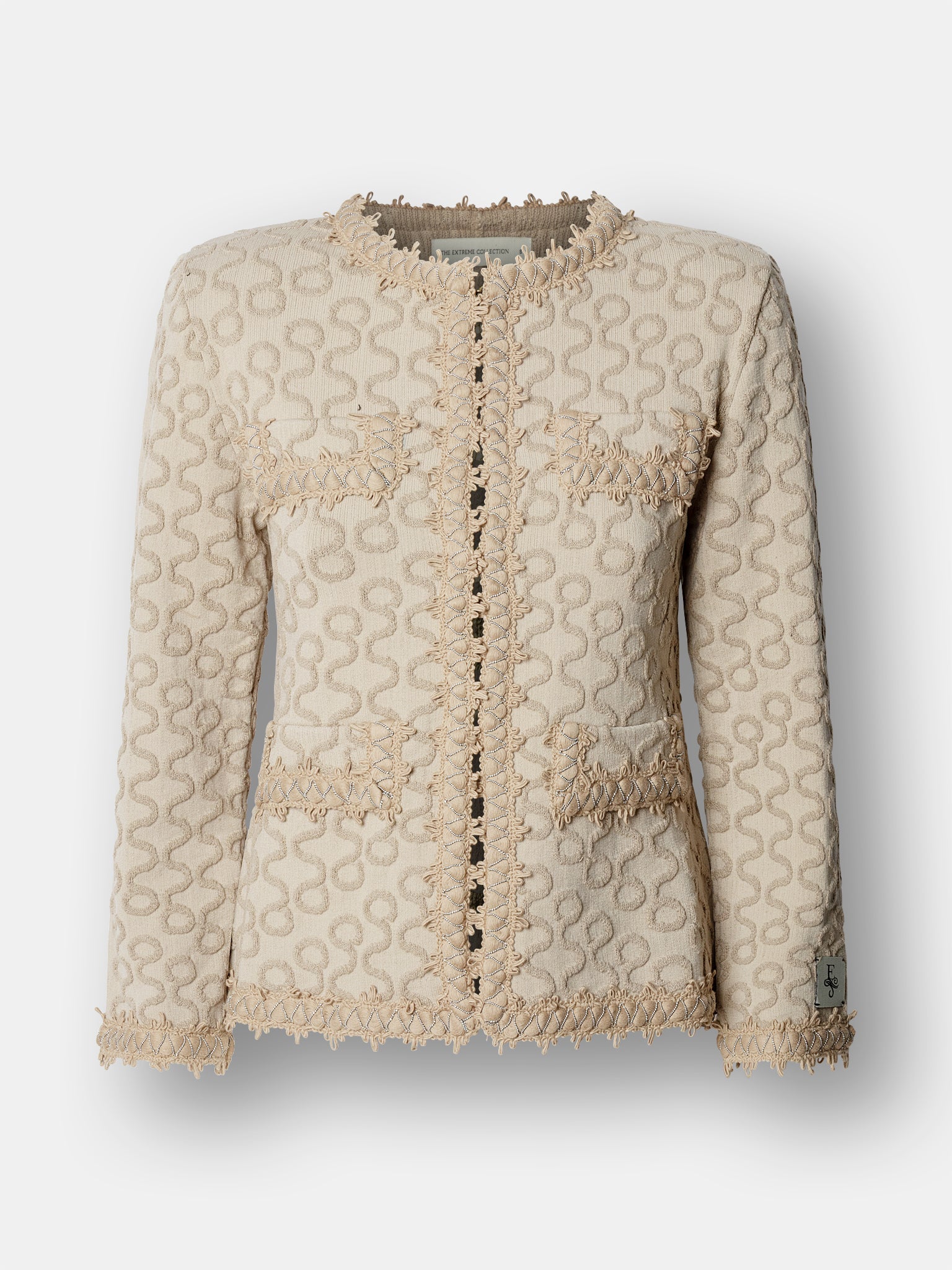 Chaqueta de punto en tono beige para mujer modelo Paola con detalles bordados y botones joya.