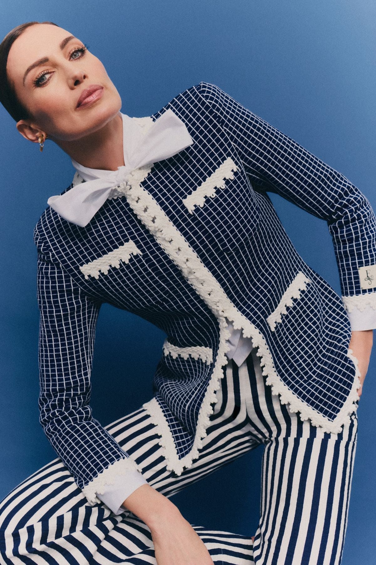 Chaqueta de lujo estructurada en azul noche para mujer modelo Jasper con acabados festoneados.