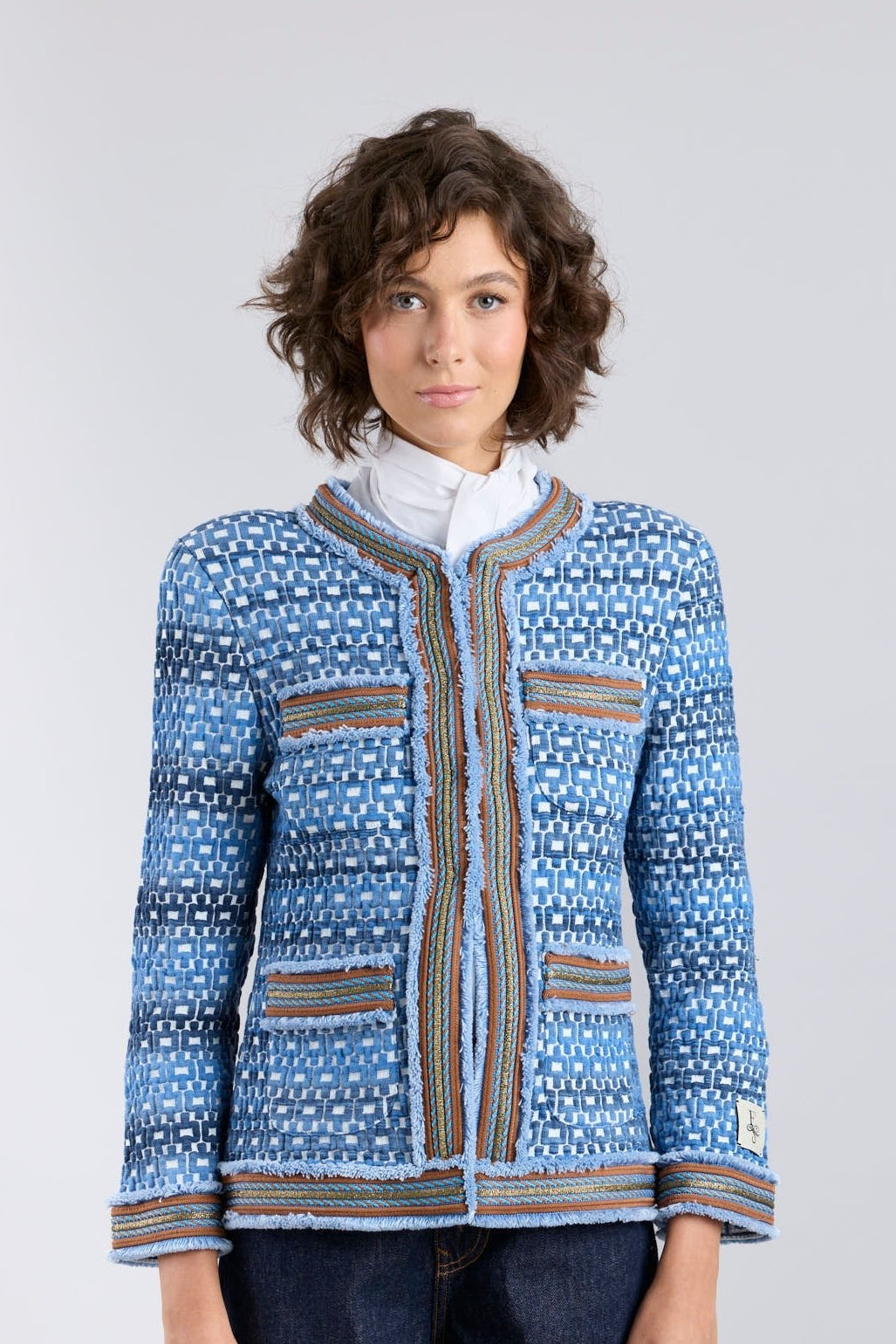 Chaqueta de lujo en punto texturizado azul con detalles en bronce y ocre para mujer modelo Tedy.