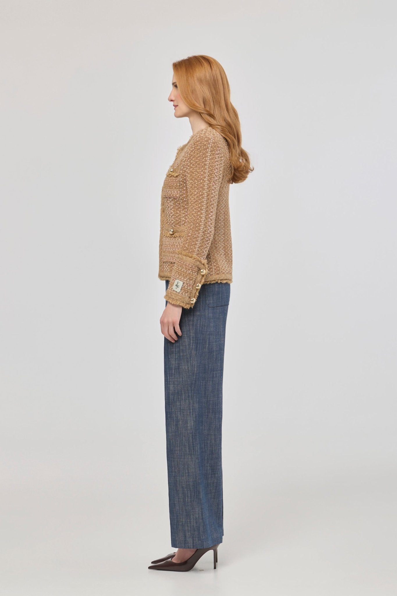 Chaqueta corta tweed para mujer modelo Bryony, con textura rica, acabados desflecados y botones dorados.