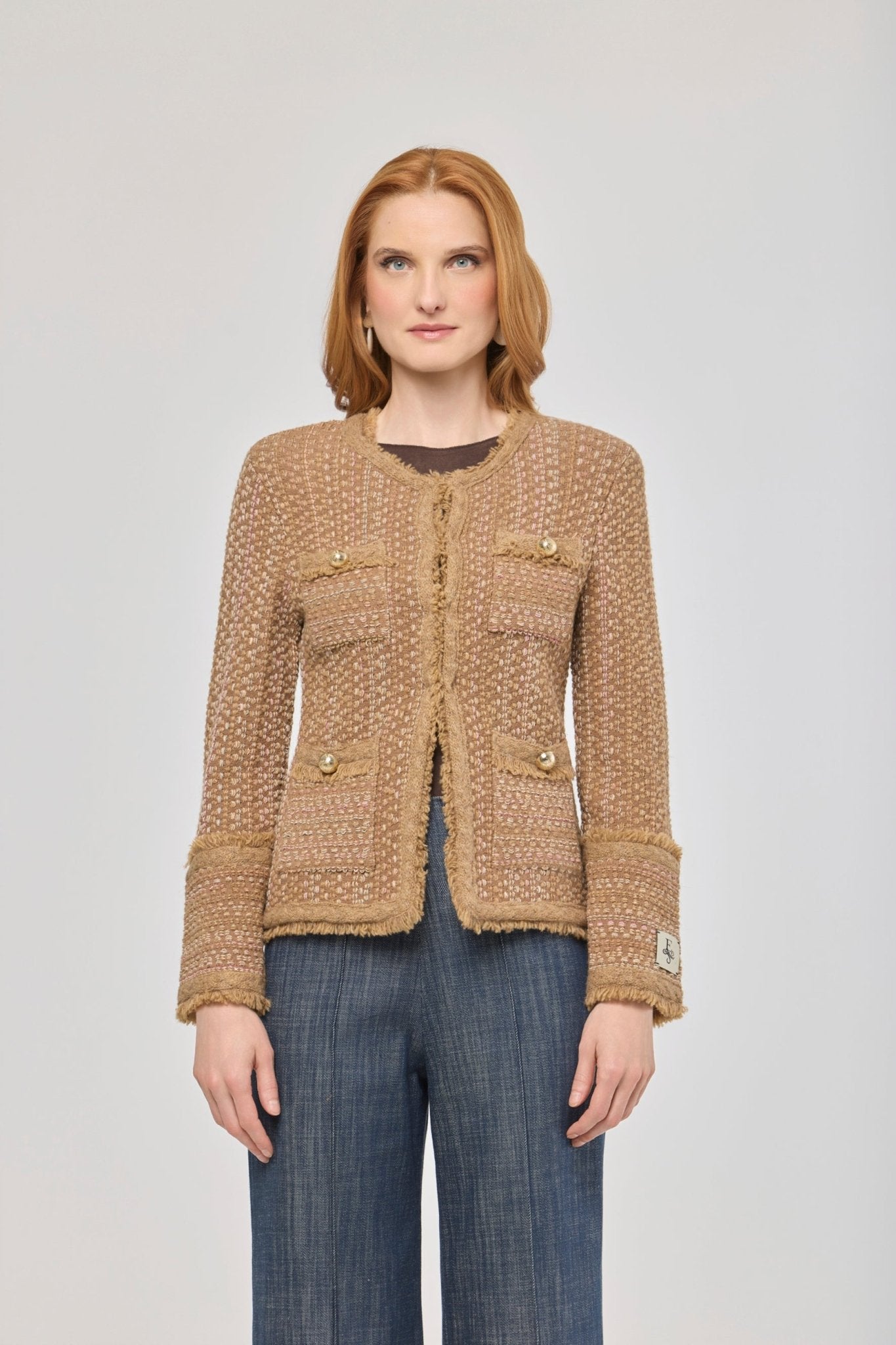 Chaqueta corta tweed para mujer modelo Bryony, con textura rica, acabados desflecados y botones dorados.