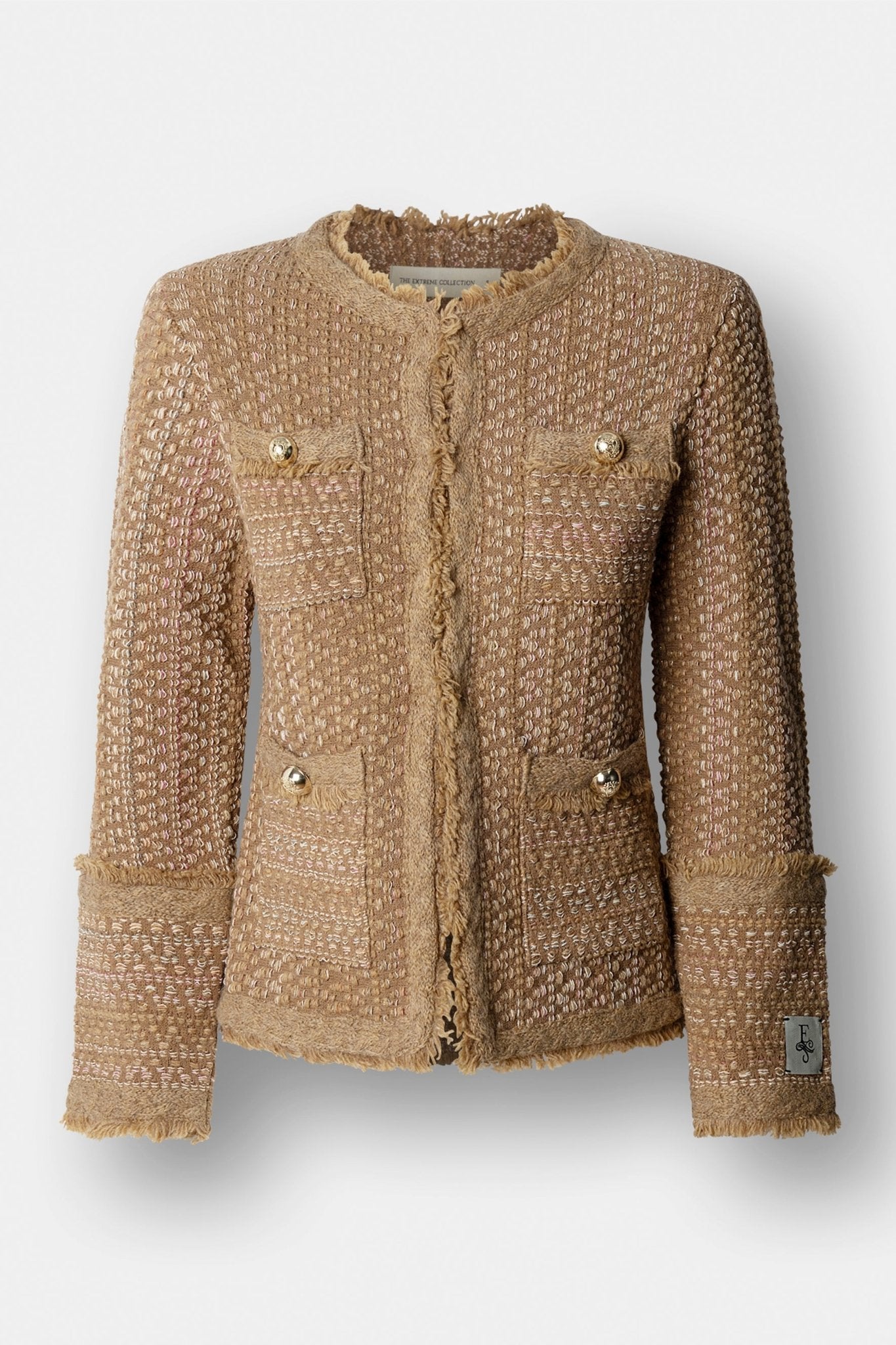 Chaqueta corta tweed para mujer modelo Bryony, con textura rica, acabados desflecados y botones dorados.