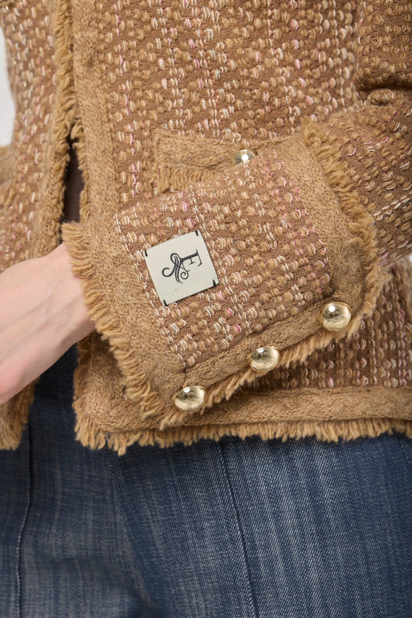 Chaqueta corta tweed para mujer modelo Bryony, con textura rica, acabados desflecados y botones dorados.