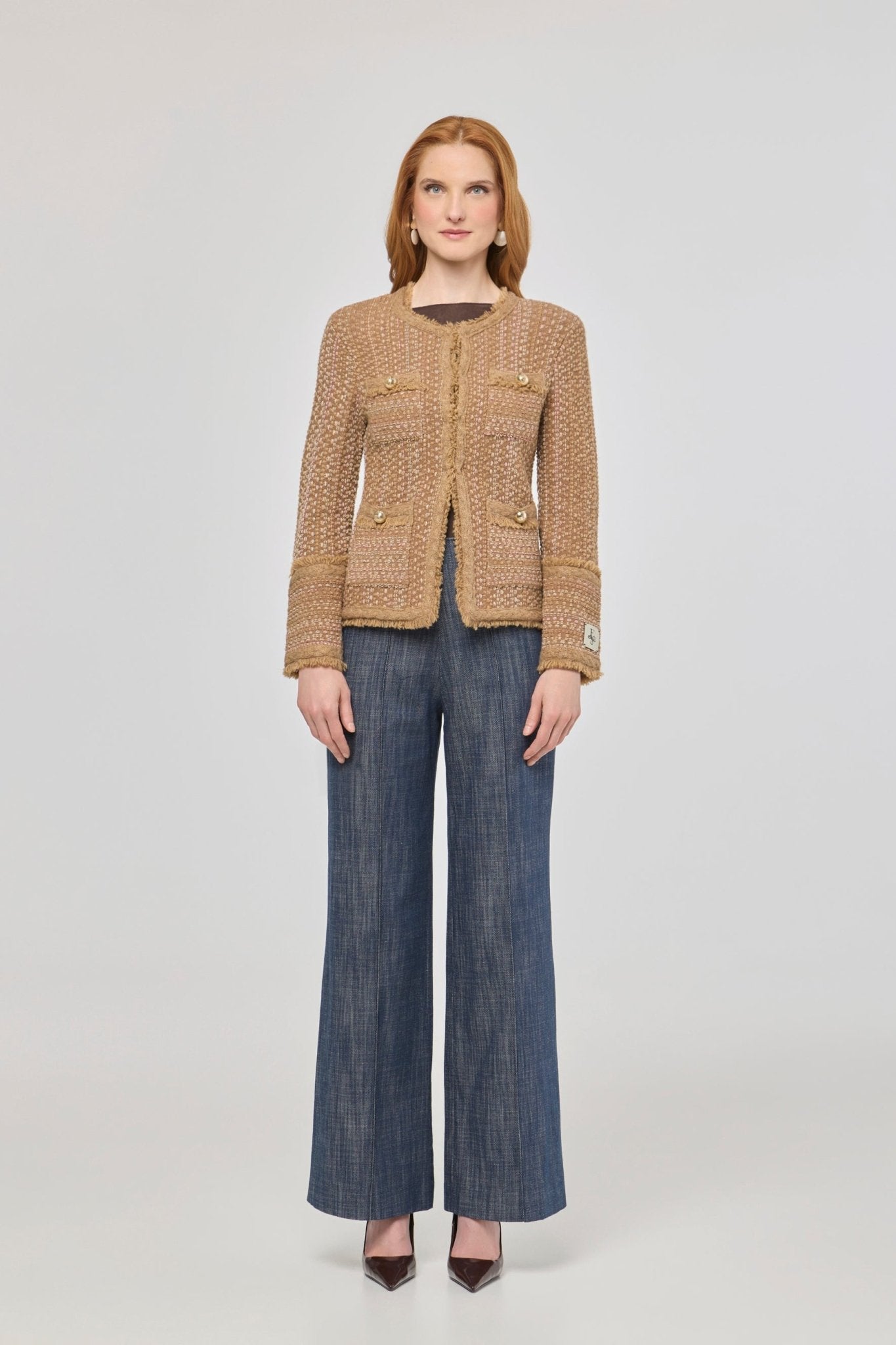 Chaqueta corta tweed para mujer modelo Bryony, con textura rica, acabados desflecados y botones dorados.