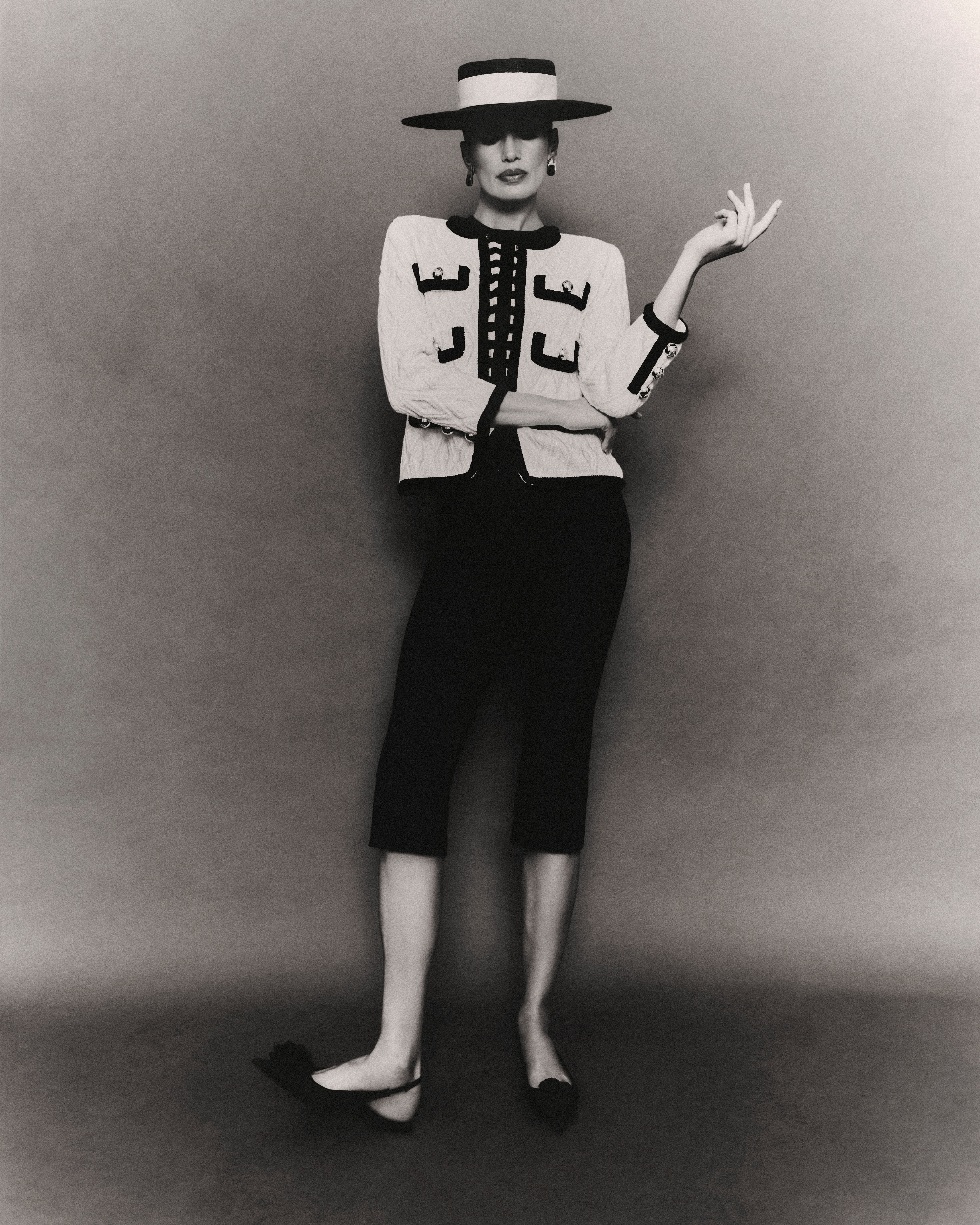 Chaquetas de punto de lujo con elegancia estructurada y diseño artesanal español.