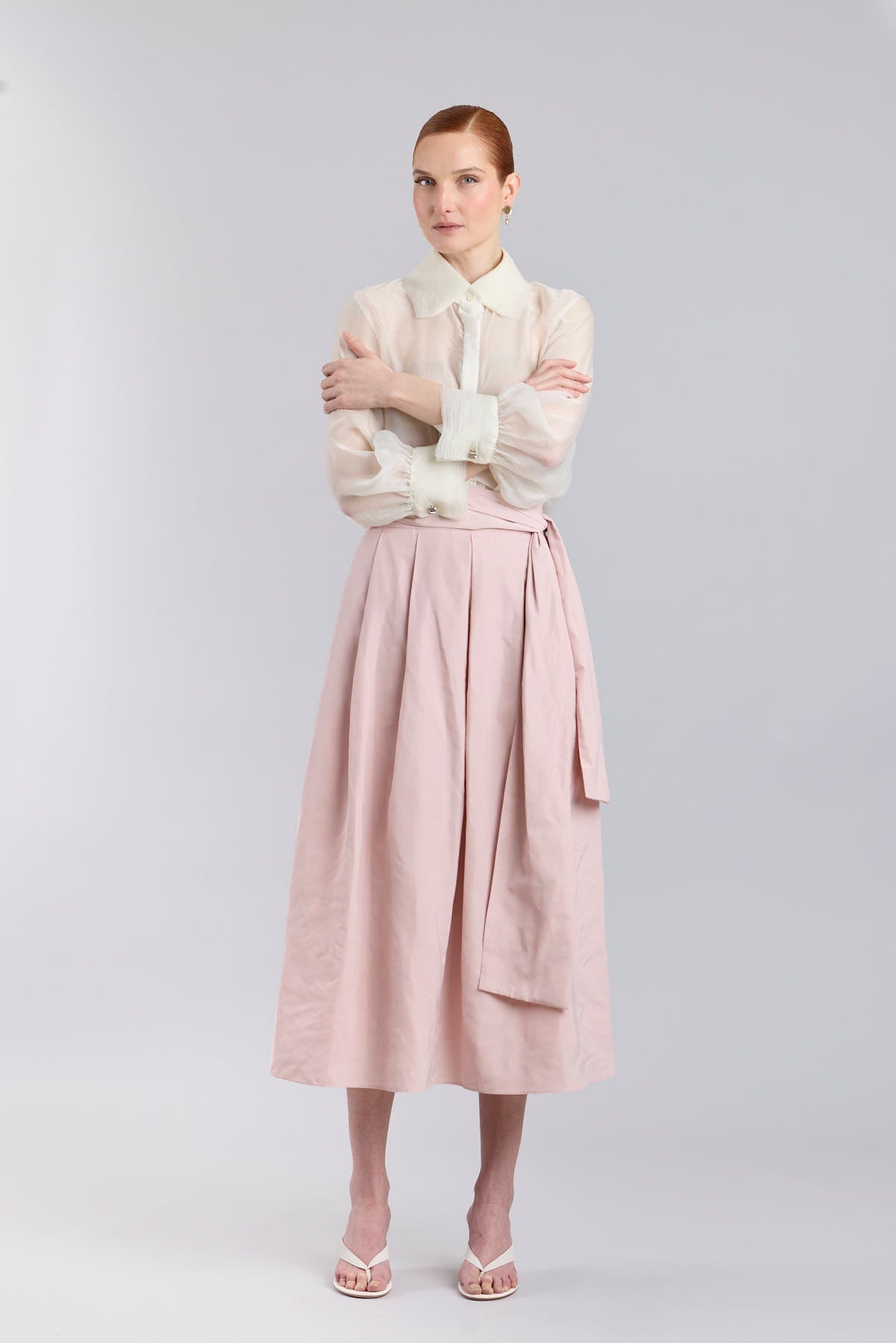 Falda midi rosa empolvado con volumen y lazo en la cintura de The Extreme Collection.