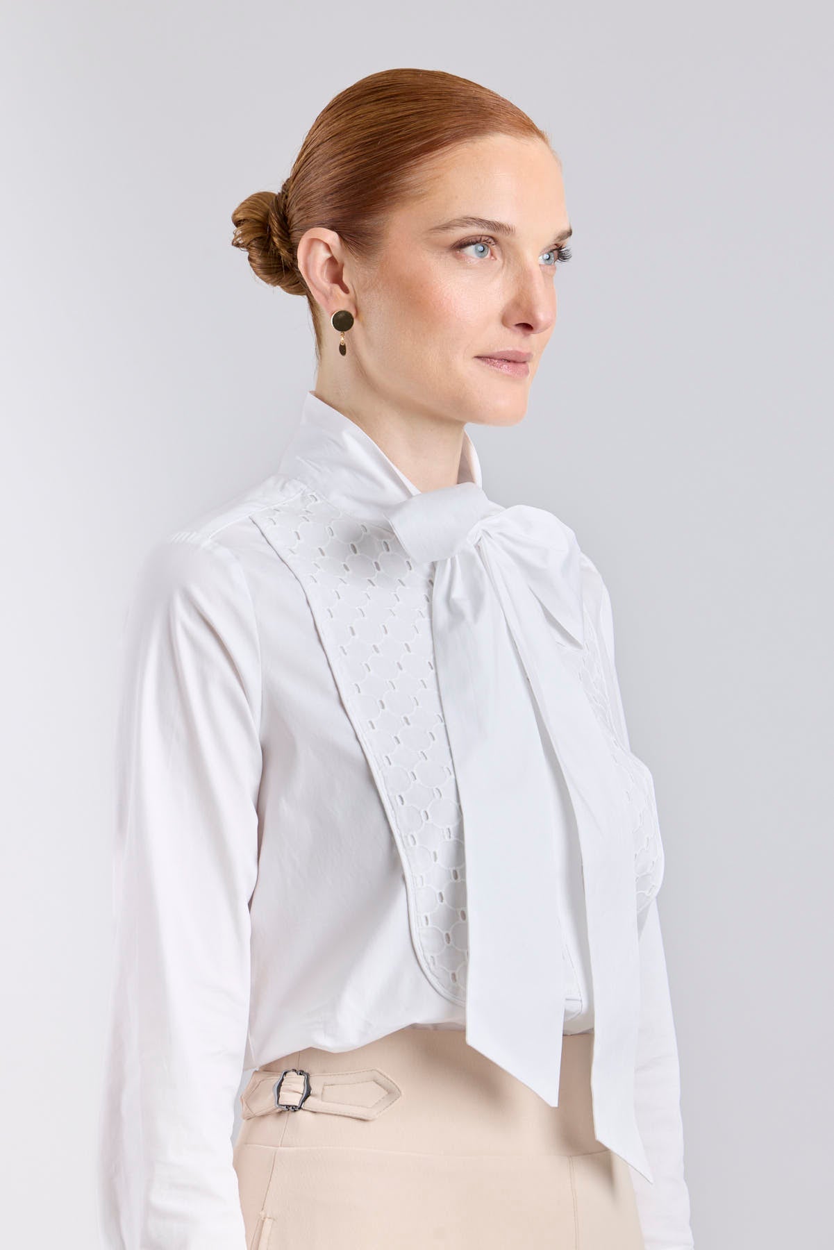 Falda midi de corte evasé color beige con detalle de hebillas en la cintura de The Extreme Collection.