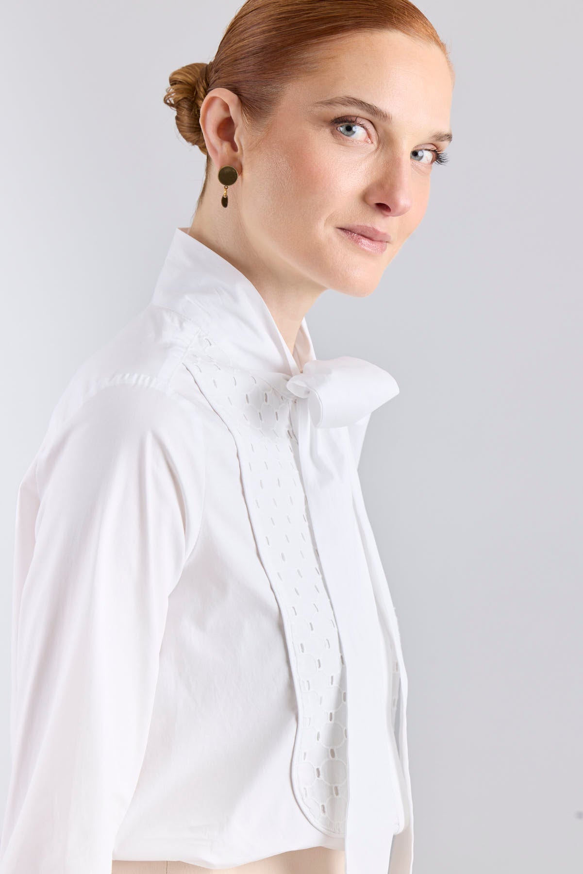 Falda midi de corte evasé color beige con detalle de hebillas en la cintura de The Extreme Collection.