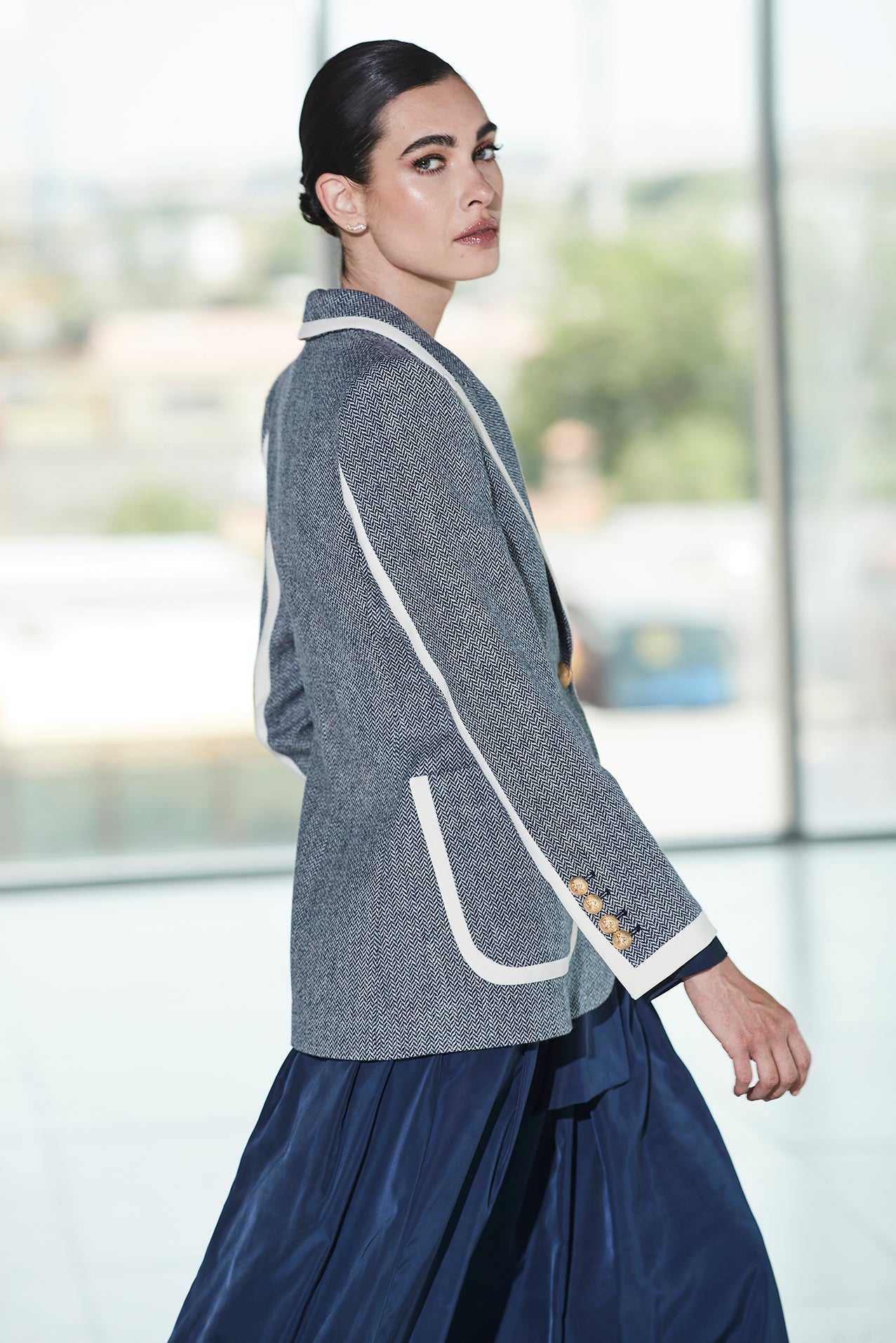 LOOK BLAZER GRAFITO LAURENT ESPIGA 01 Y FALDA MIDI CUADROS PIEDRA PETRA 03 - THE EXTREME COLLECTION