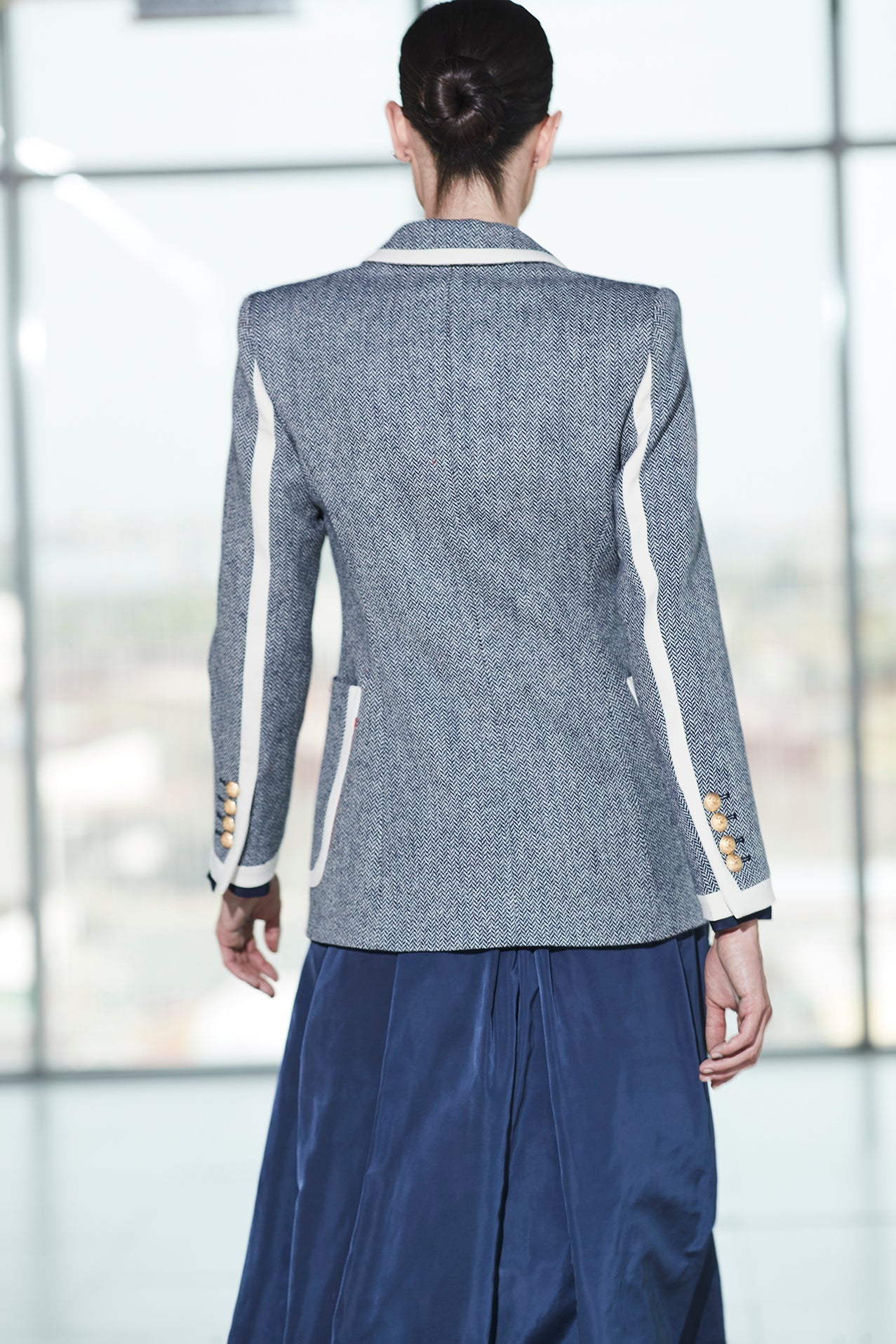 LOOK BLAZER GRAFITO LAURENT ESPIGA 01 Y FALDA MIDI CUADROS PIEDRA PETRA 03 - THE EXTREME COLLECTION