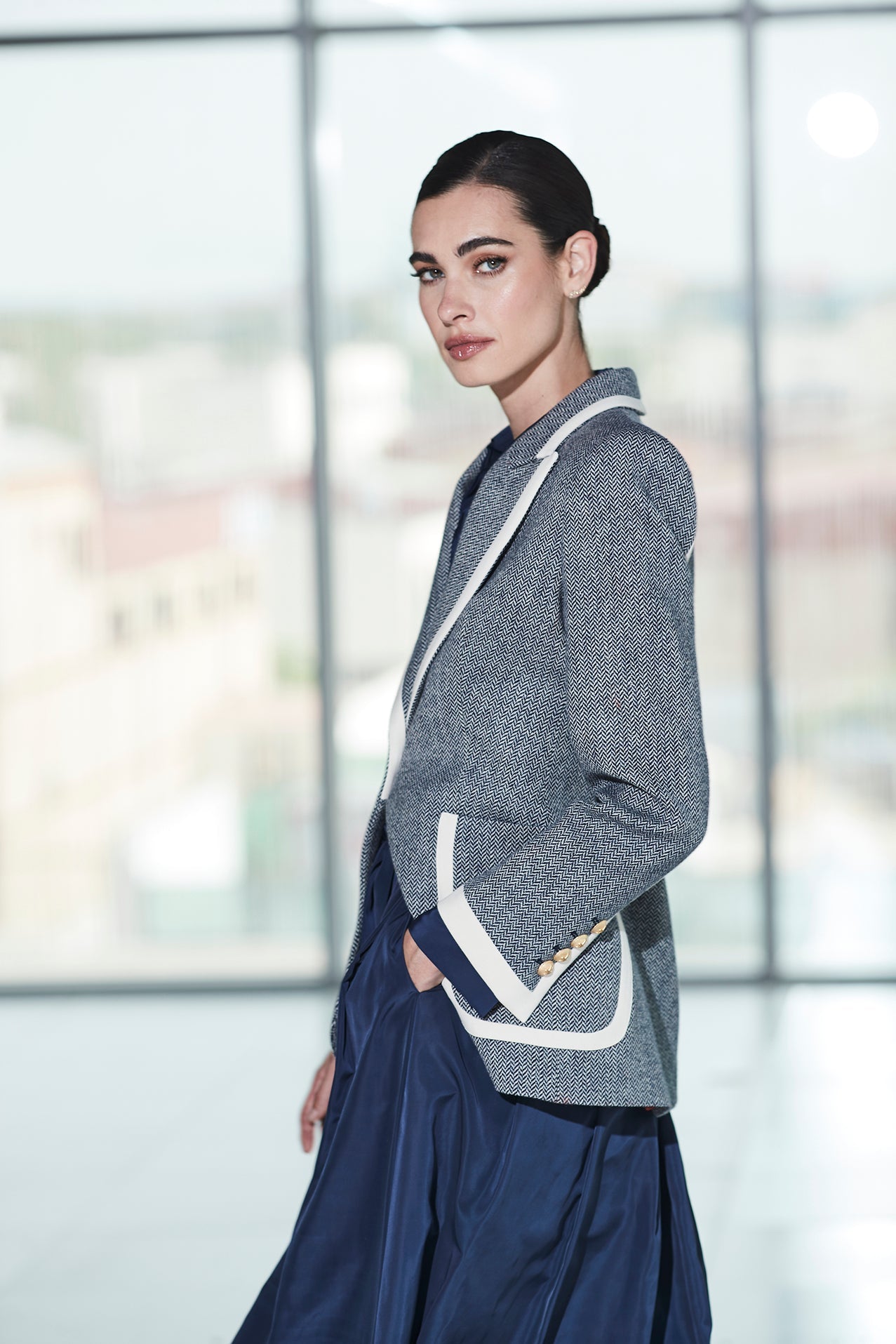 LOOK BLAZER GRAFITO LAURENT ESPIGA 01 Y FALDA MIDI CUADROS PIEDRA PETRA 03 - THE EXTREME COLLECTION