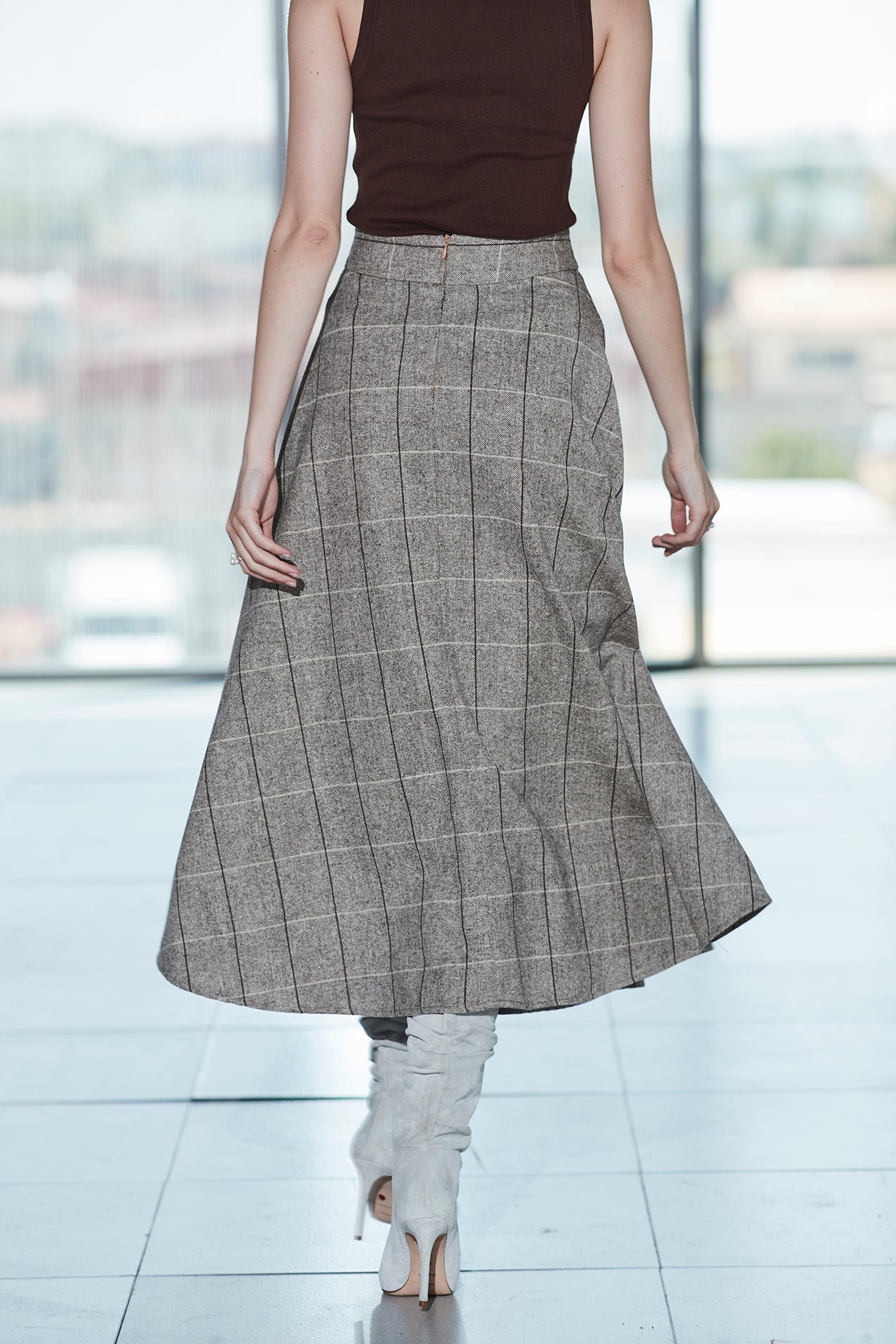 LOOK BLAZER GRAFITO LAURENT ESPIGA 01 Y FALDA MIDI CUADROS PIEDRA PETRA 03 - THE EXTREME COLLECTION