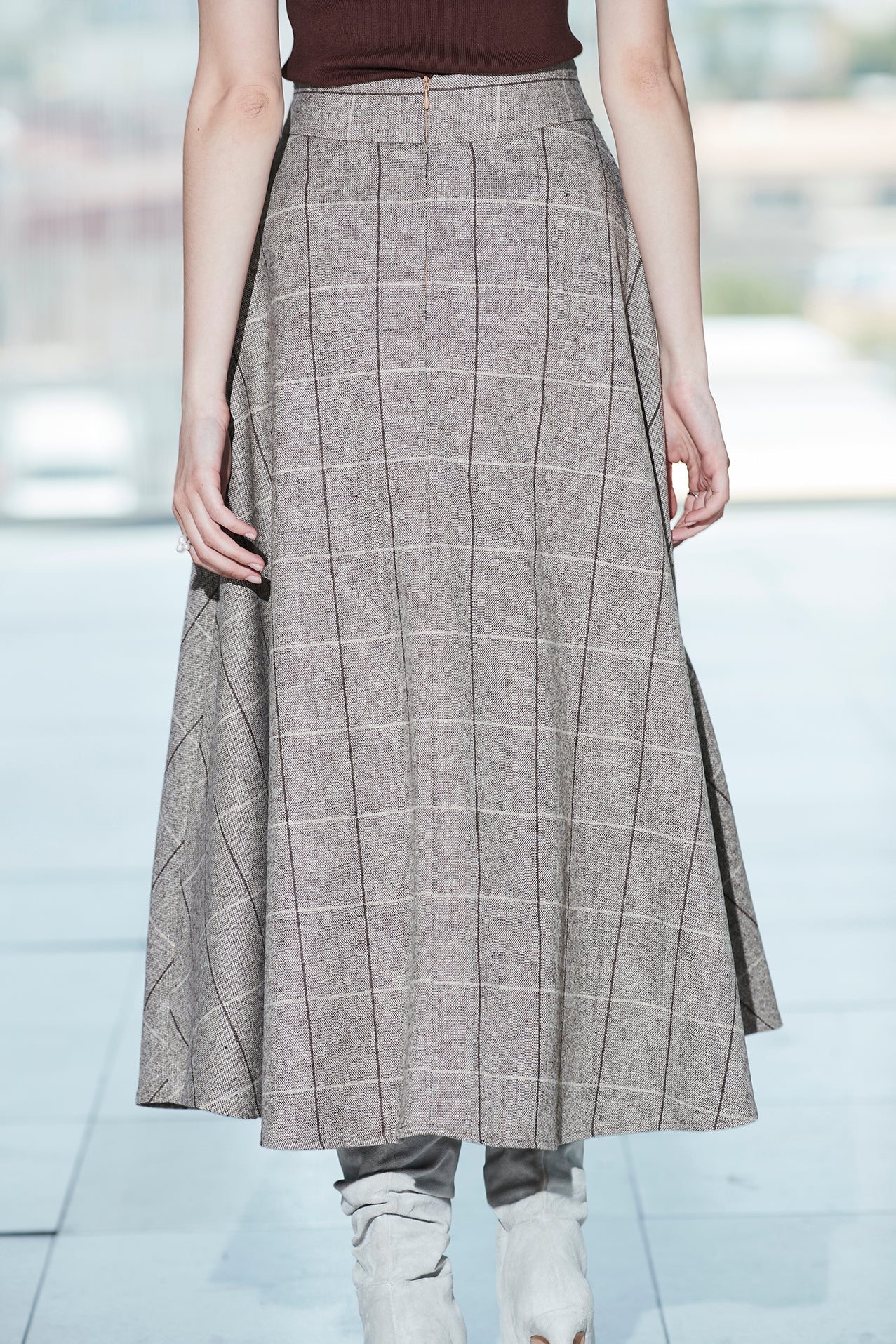 LOOK BLAZER GRAFITO LAURENT ESPIGA 01 Y FALDA MIDI CUADROS PIEDRA PETRA 03 - THE EXTREME COLLECTION