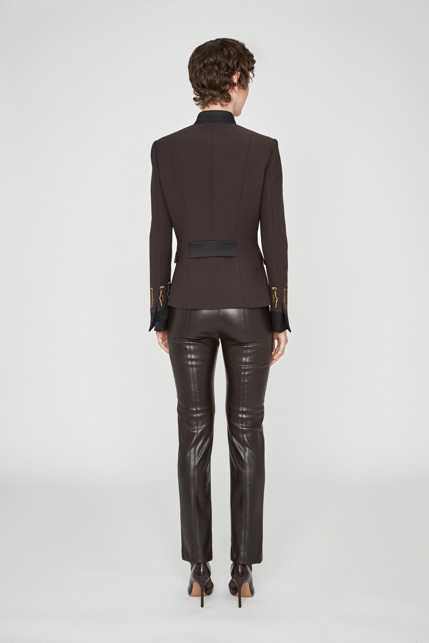 LOOK BLAZER MILITAR CACAO NUVOLA Y PANTALÓN ECOPIEL MOKA BERENICE - THE EXTREME COLLECTION