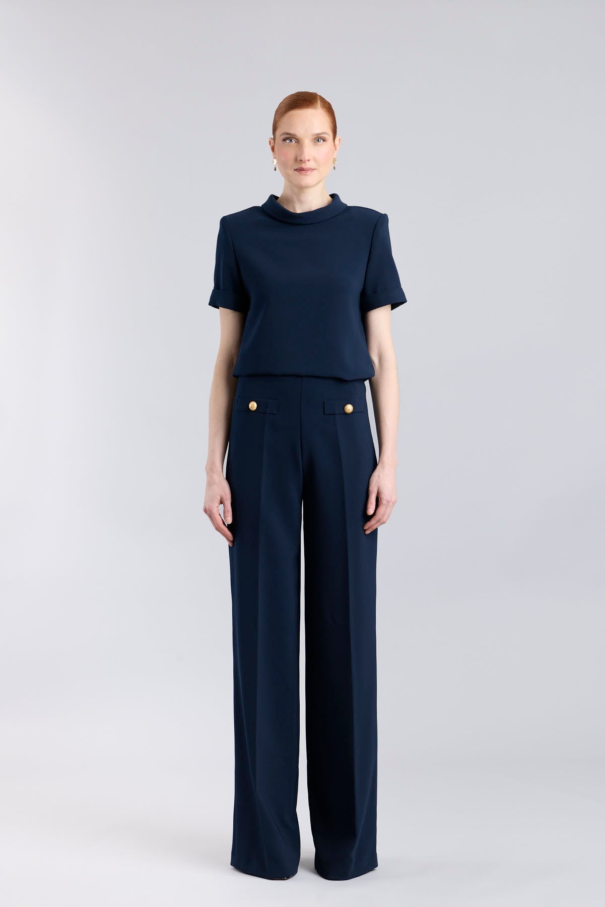 Pantalón azul marino de tiro alto estilo palazzo con botones dorados de The Extreme Collection.