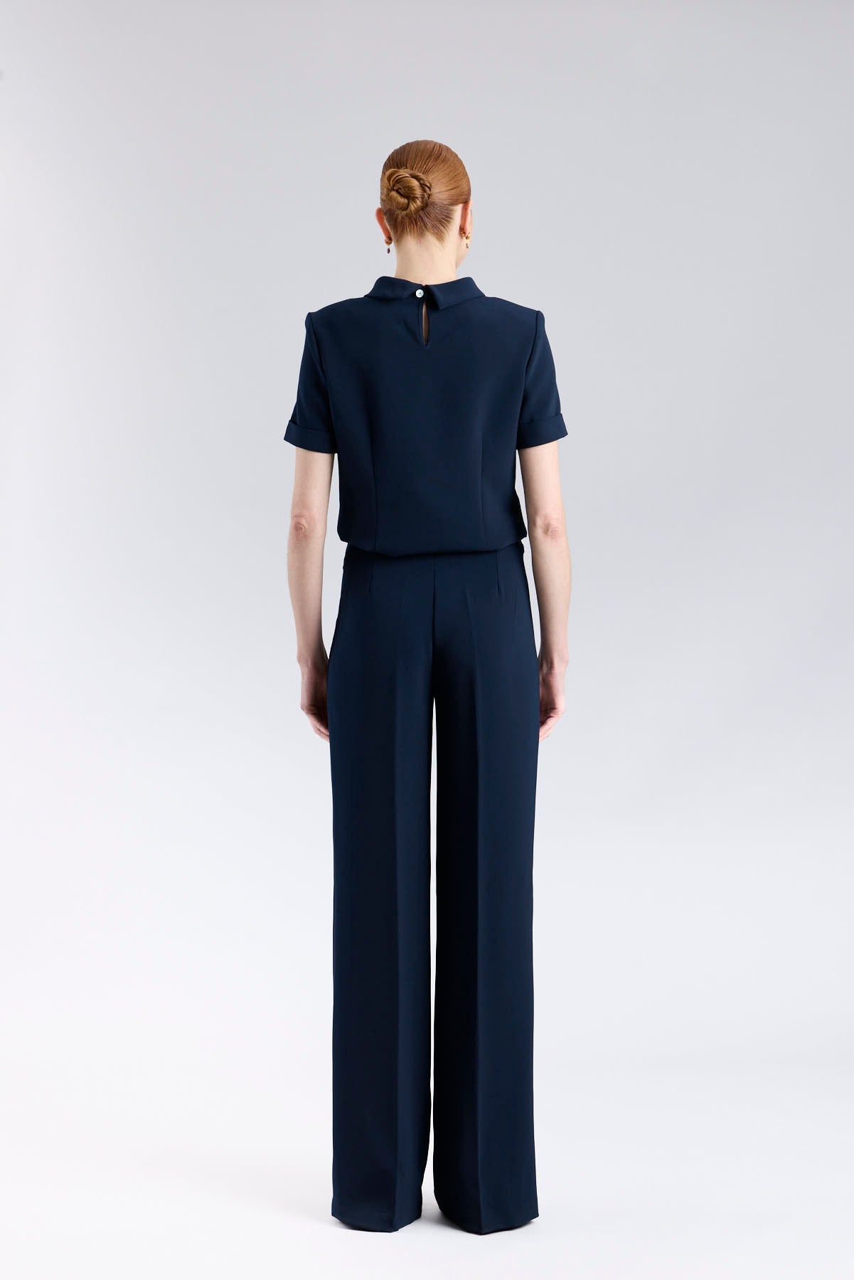 Pantalón azul marino de tiro alto estilo palazzo con botones dorados de The Extreme Collection.