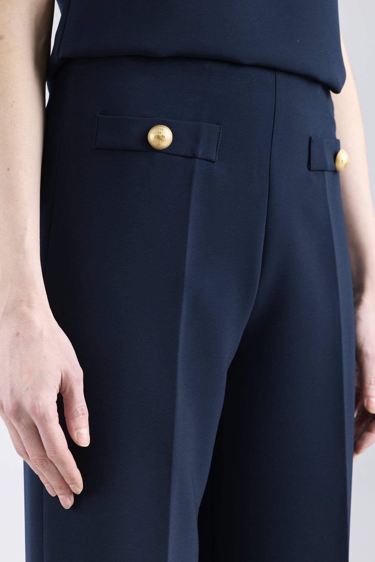 Pantalón azul marino de tiro alto estilo palazzo con botones dorados de The Extreme Collection.