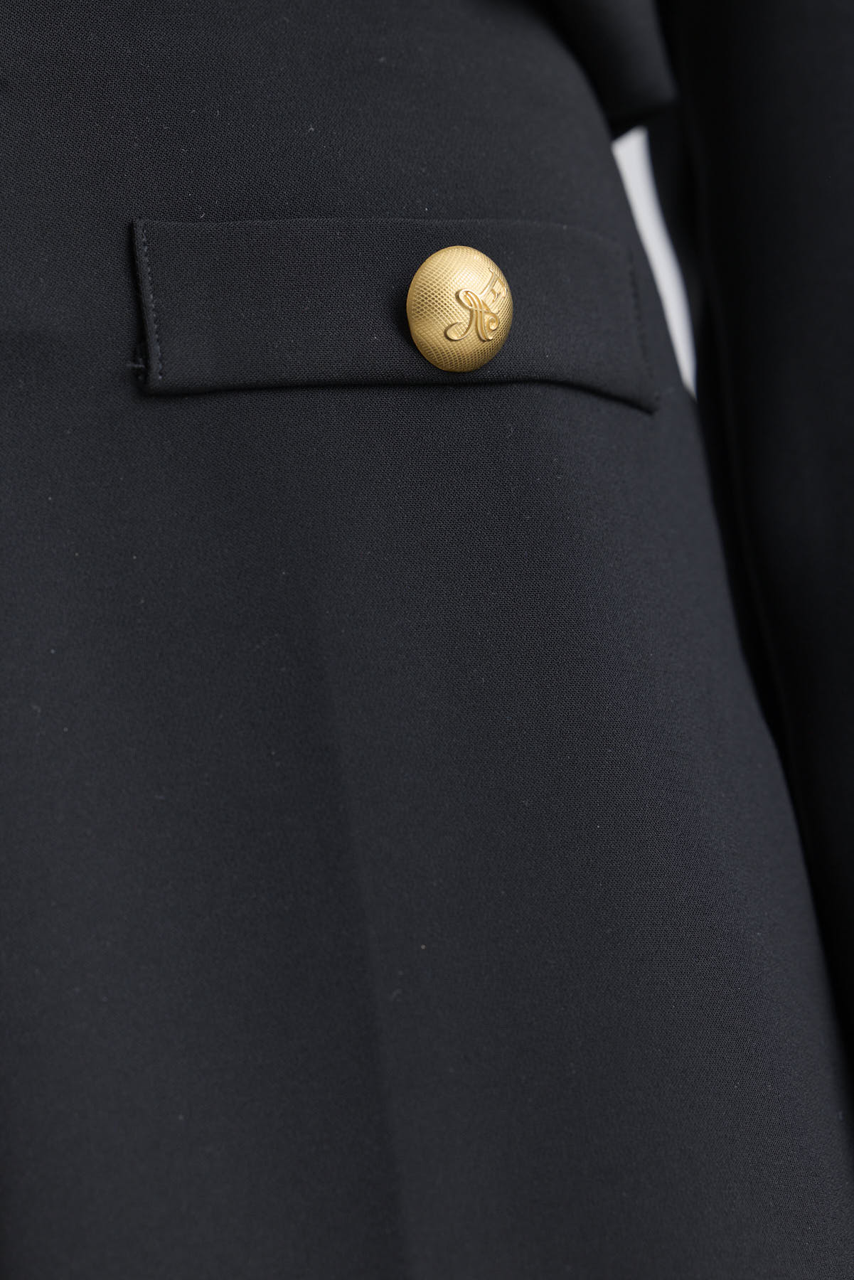 Pantalón negro de tiro alto estilo palazzo con botones dorados de The Extreme Collection.