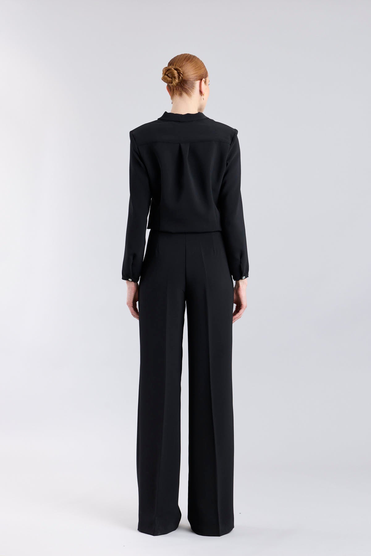 Pantalón negro de tiro alto estilo palazzo con botones dorados de The Extreme Collection.