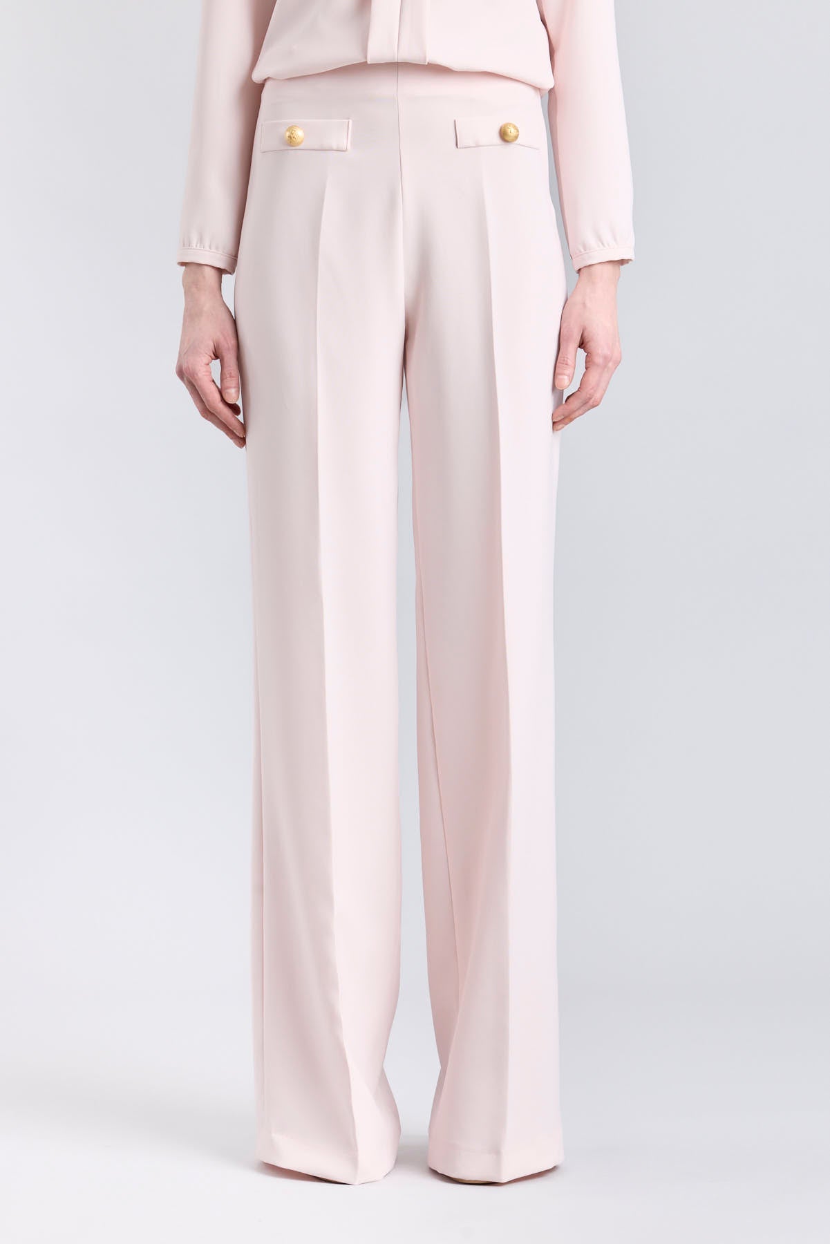 Pantalón rosa de tiro alto estilo palazzo con botones dorados de The Extreme Collection.