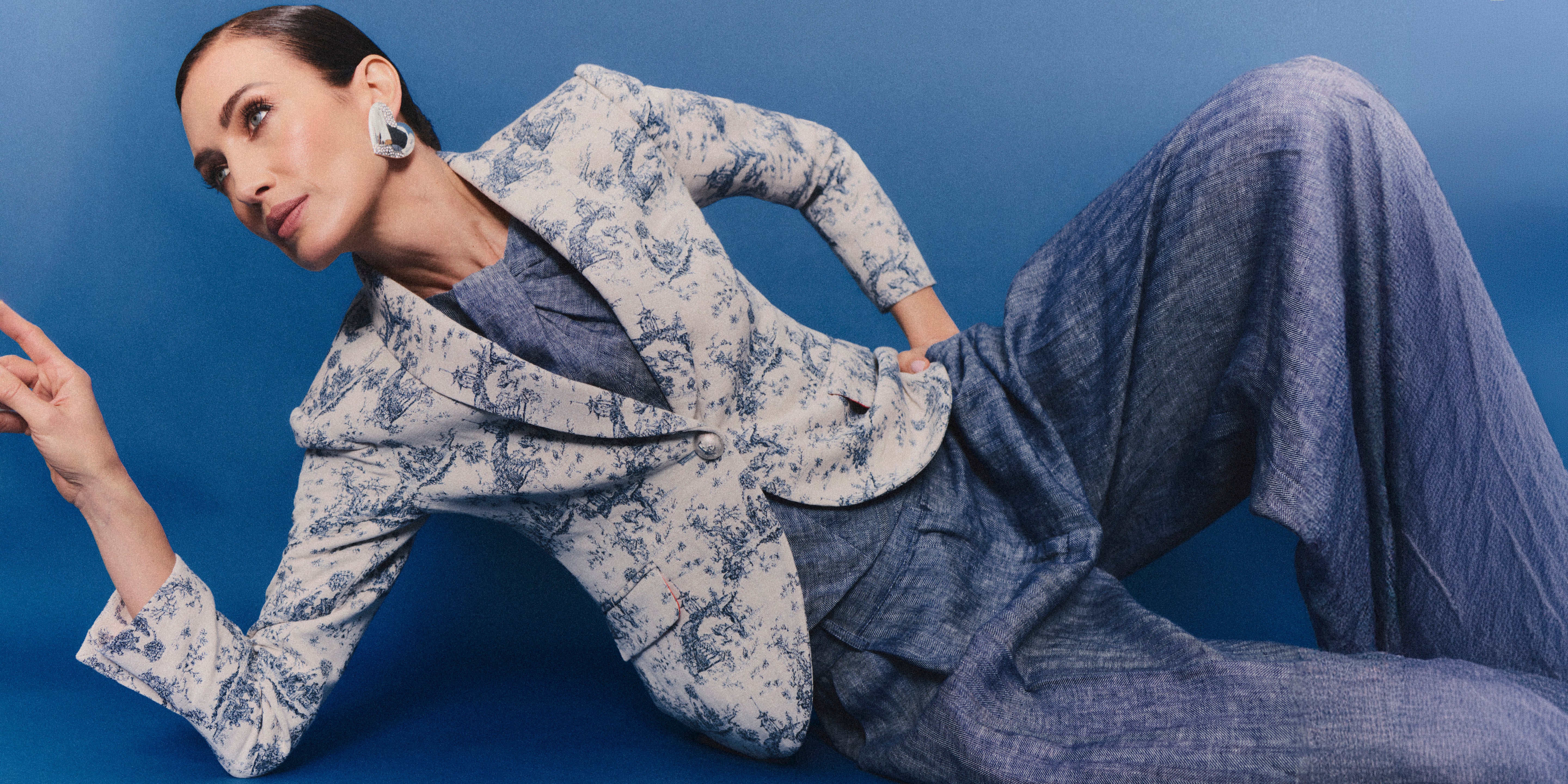 Sastrería femenina de lujo y diseño español: la esencia de nuestra firma desde 1990.