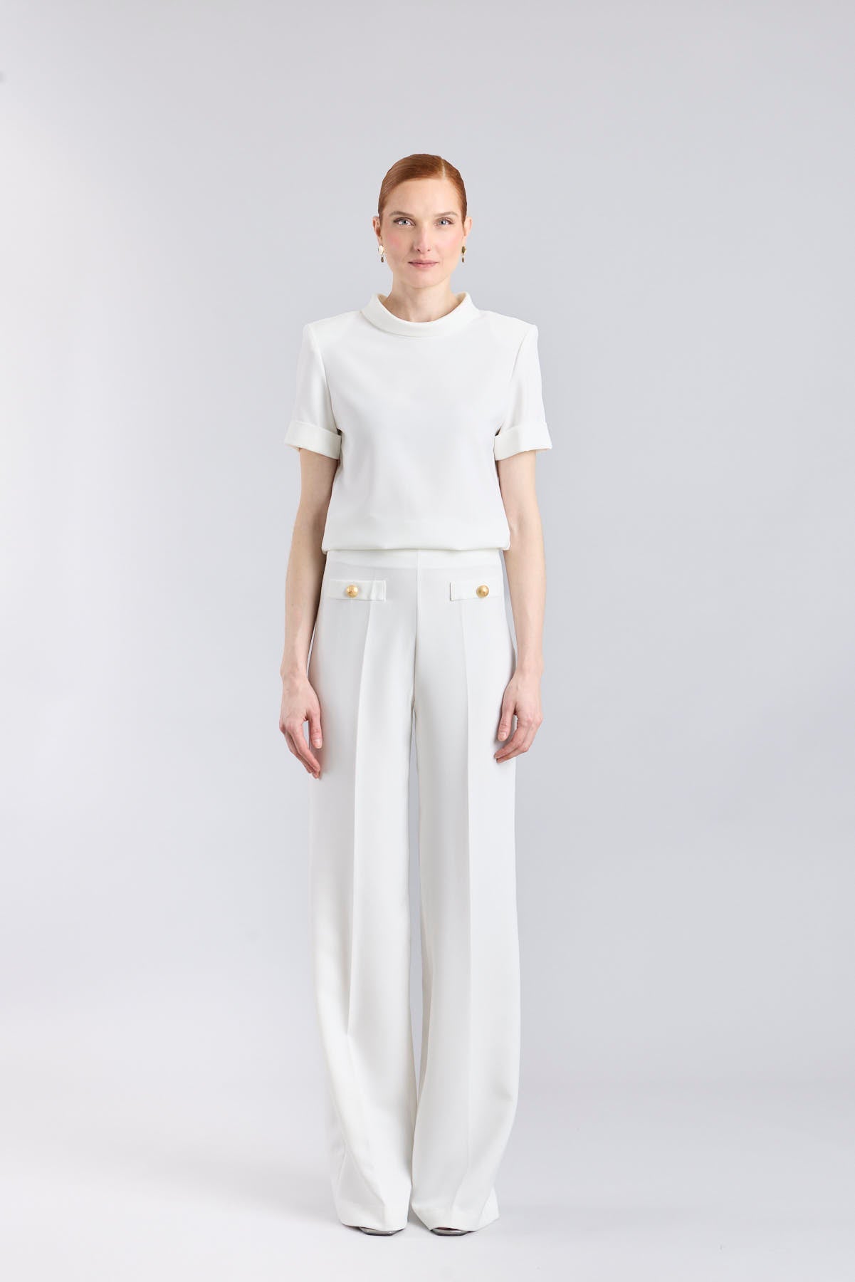 Top blanco de manga corta con cuello perkins de The Extreme Collection.