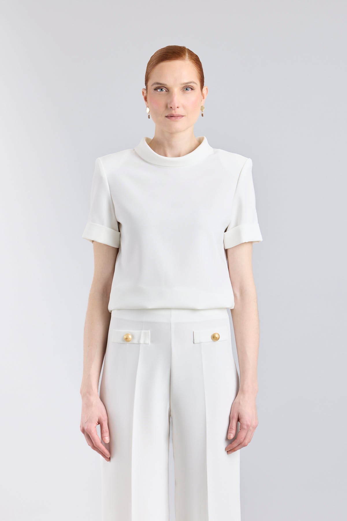 Top blanco de manga corta con cuello perkins de The Extreme Collection.