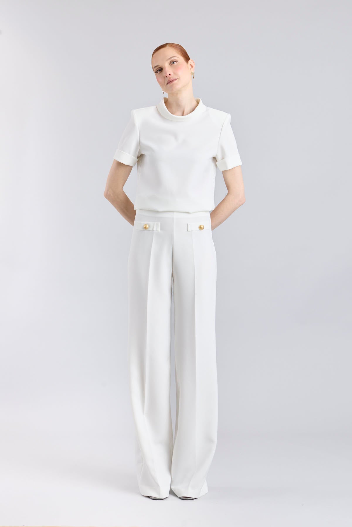 Top blanco de manga corta con cuello perkins de The Extreme Collection.