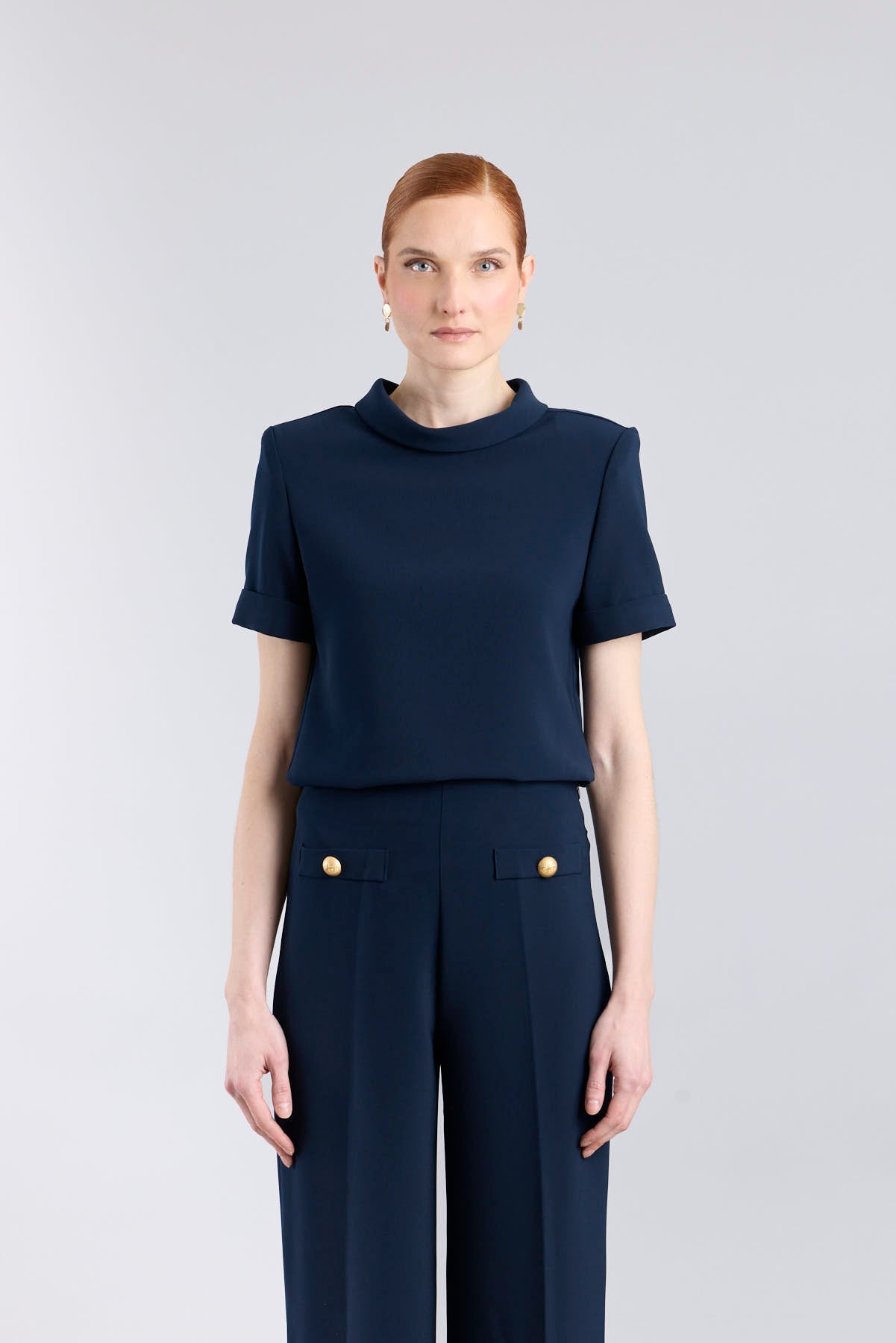 Top azul marino de manga corta con cuello perkins de The Extreme Collection.