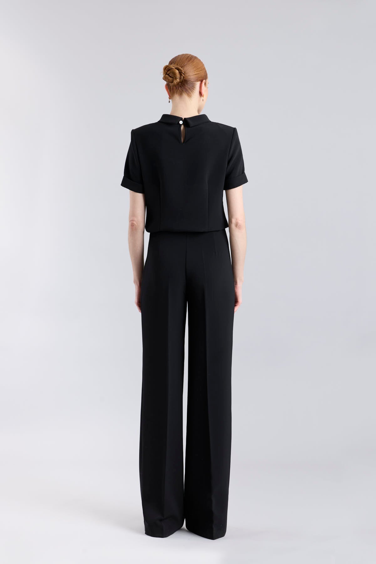 Top negro de manga corta con cuello perkins de The Extreme Collection.