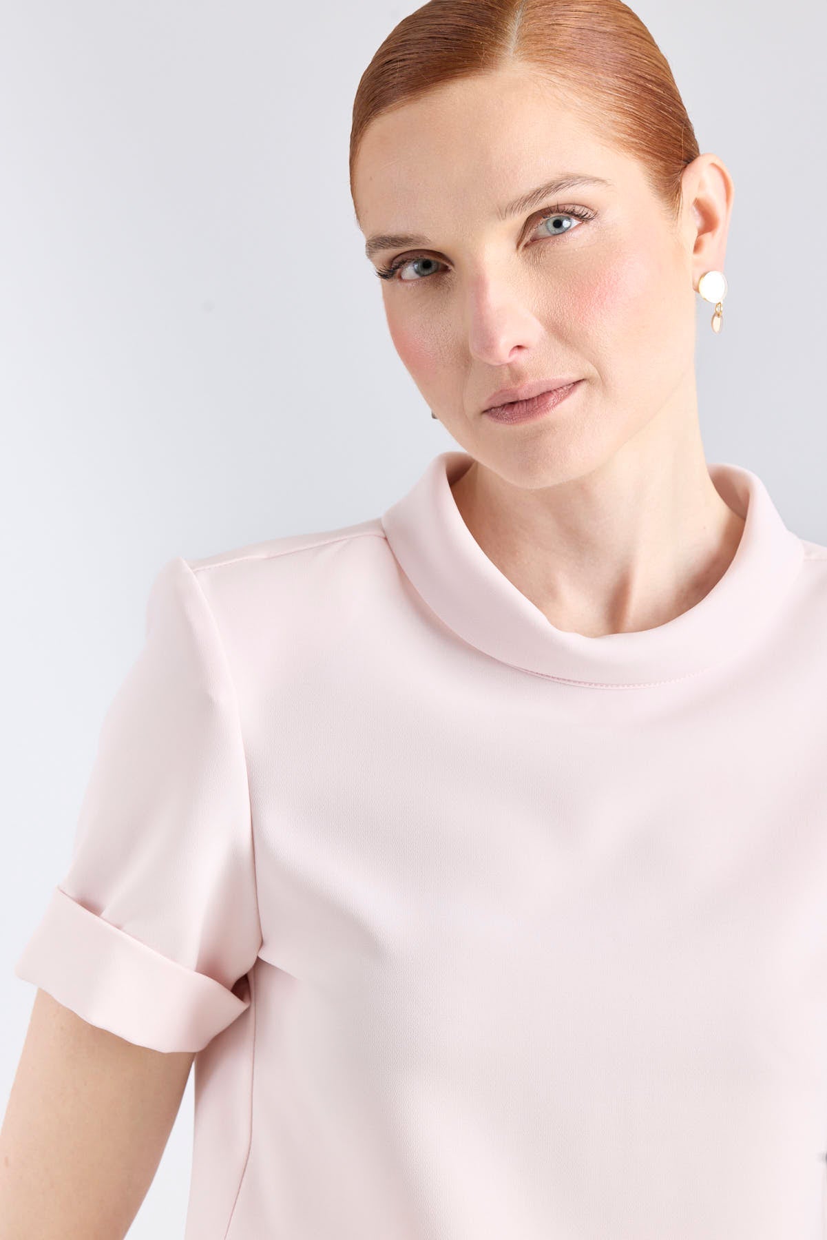 Top rosa de manga corta con cuello perkins de The Extreme Collection.