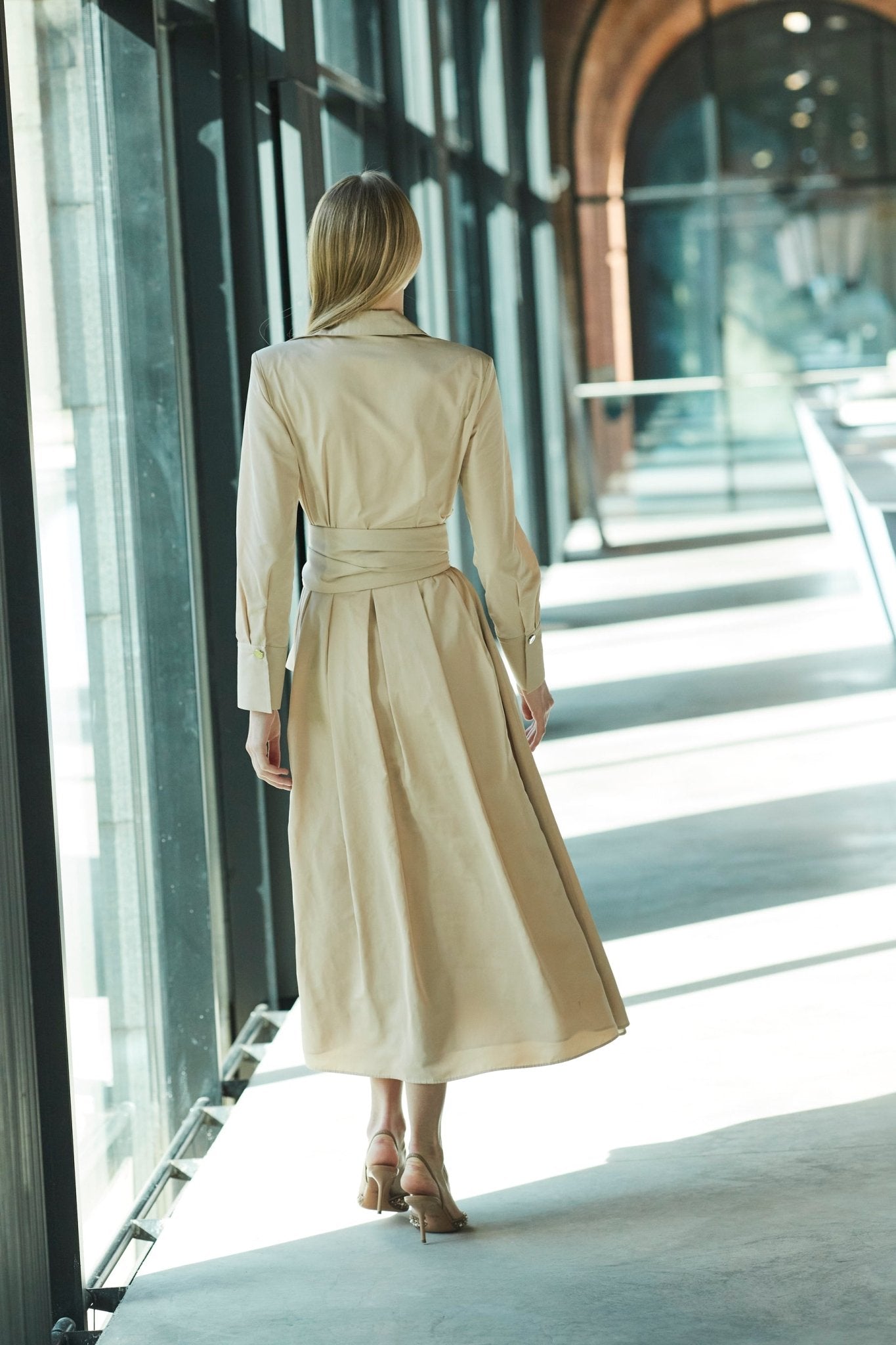 VESTIDO LISO CINTURON BEIGE CORNELIA - THE EXTREME COLLECTION