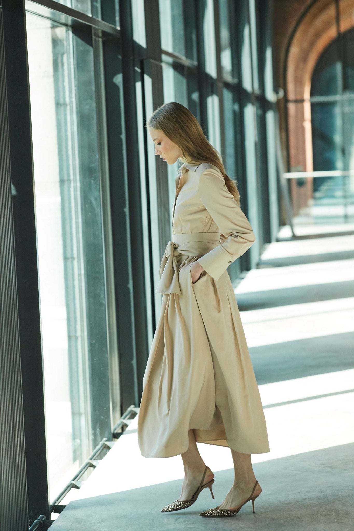 VESTIDO LISO CINTURON BEIGE CORNELIA - THE EXTREME COLLECTION