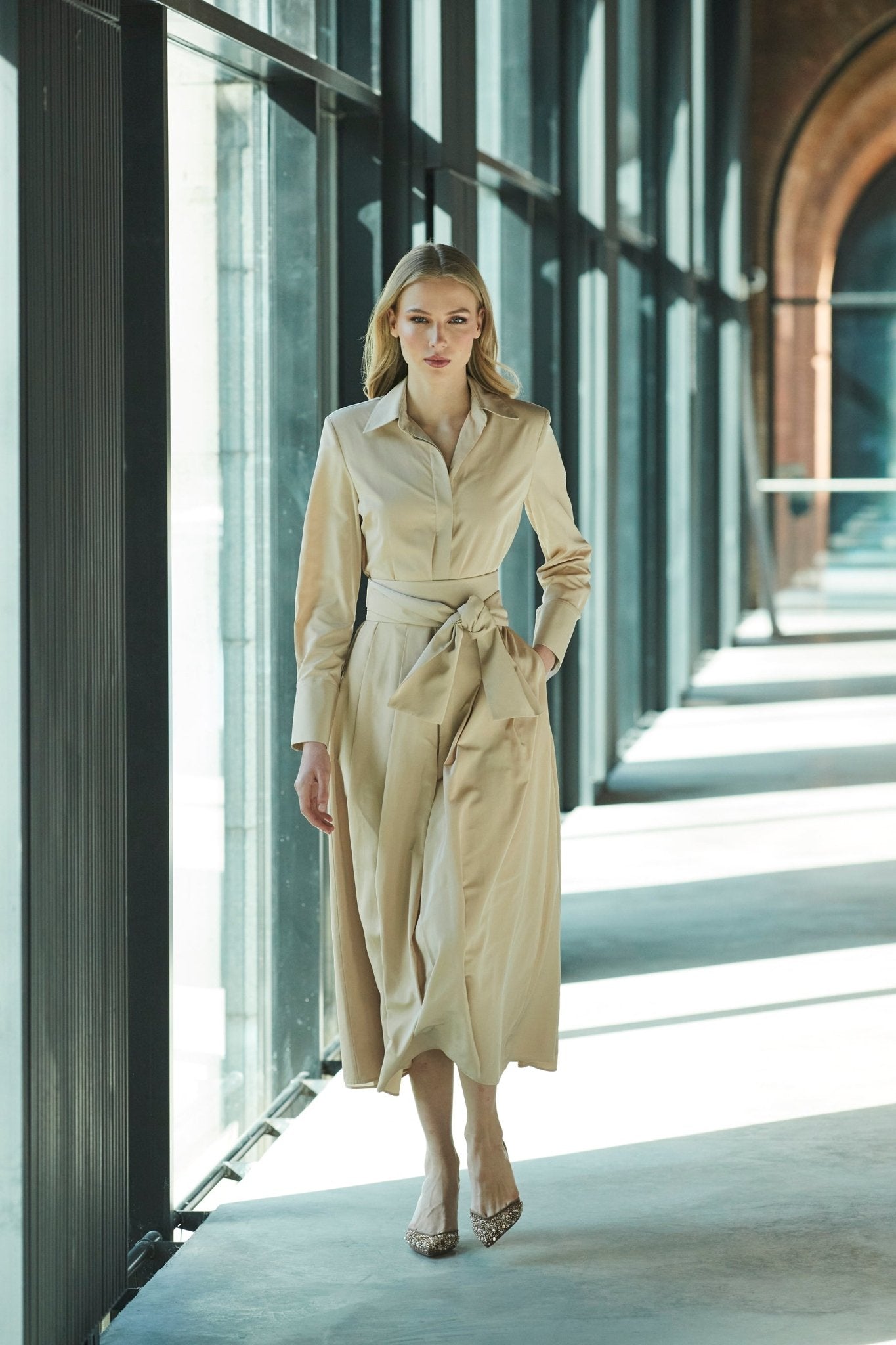 VESTIDO LISO CINTURON BEIGE CORNELIA - THE EXTREME COLLECTION