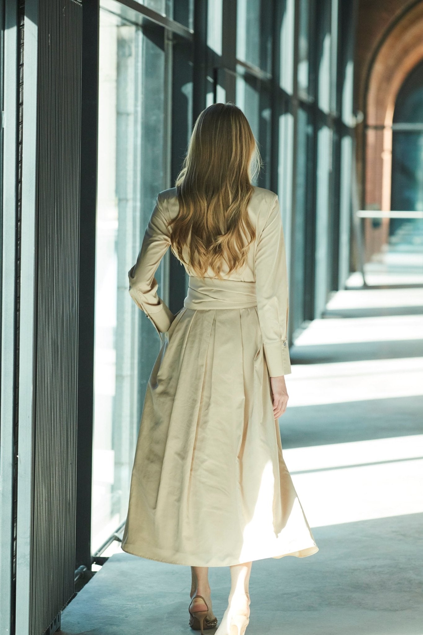 VESTIDO LISO CINTURON BEIGE CORNELIA - THE EXTREME COLLECTION